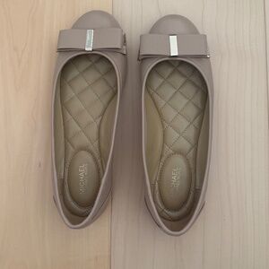 Michael Kors bow flat